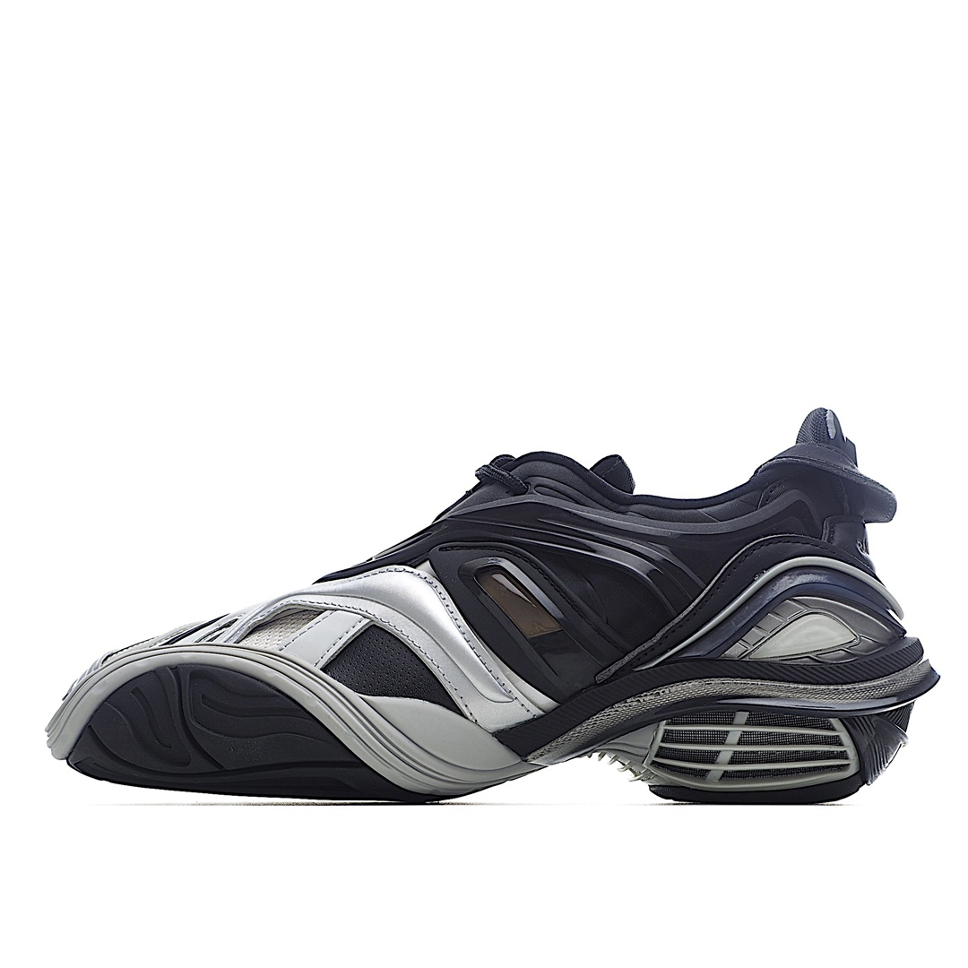 I5 Balenciaga TYREX 5.0材料：由原厂数据打造原档案开发 鞋面采用 I0 多块部件和原厂进口纳米材料组成，提供整双鞋子从头到尾难度极高。原鞋购入时在开版方面耗时多月，里里外外已攻破任何细节，保证与专柜原鞋一模一样，满足天猫 代购 韩国订单需求 无可挑剔。Tyrex系列于Balenciaga  春夏时装秀上首次亮相，除传统黑白色配色之外，还有黄绿以及红黑拼接配色，十分抢眼