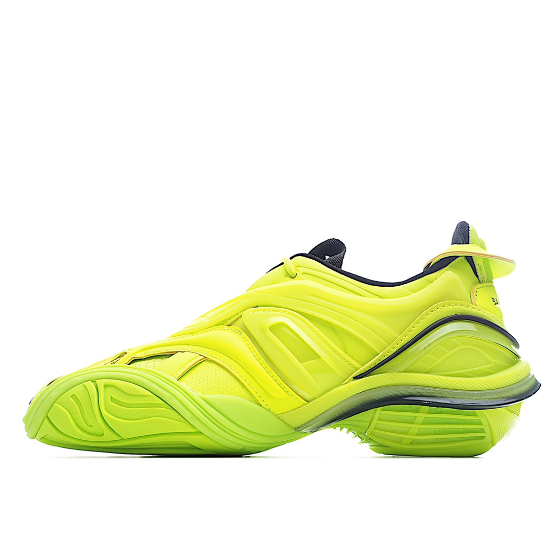 I5 Balenciaga TYREX 5.0材料：由原厂数据打造原档案开发 鞋面采用 I0 多块部件和原厂进口纳米材料组成，提供整双鞋子从头到尾难度极高。原鞋购入时在开版方面耗时多月，里里外外已攻破任何细节，保证与专柜原鞋一模一样，满足天猫 代购 韩国订单需求 无可挑剔。Tyrex系列于Balenciaga  春夏时装秀上首次亮相，除传统黑白色配色之外，还有黄绿以及红黑拼接配色，十分抢眼