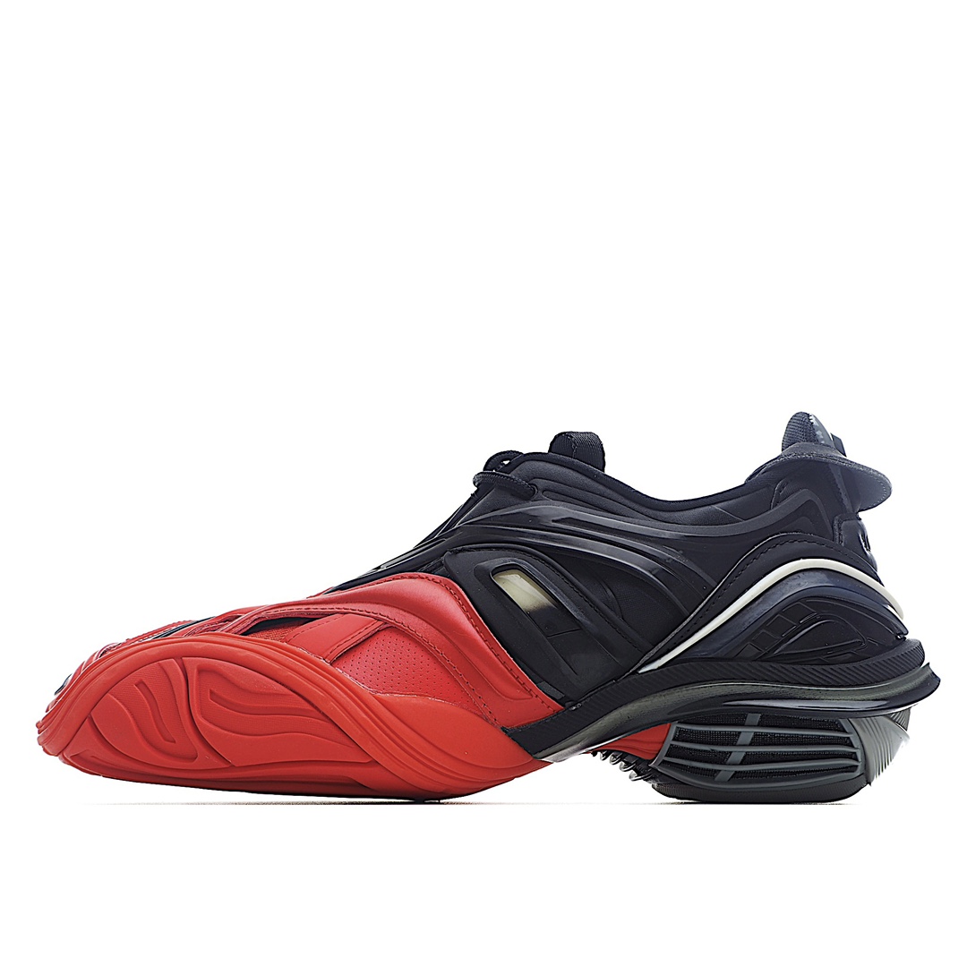 I5 Balenciaga TYREX 5.0材料：由原厂数据打造原档案开发 鞋面采用 I0 多块部件和原厂进口纳米材料组成，提供整双鞋子从头到尾难度极高。原鞋购入时在开版方面耗时多月，里里外外已攻破任何细节，保证与专柜原鞋一模一样，满足天猫 代购 韩国订单需求 无可挑剔。Tyrex系列于Balenciaga  春夏时装秀上首次亮相，除传统黑白色配色之外，还有黄绿以及红黑拼接配色，十分抢眼