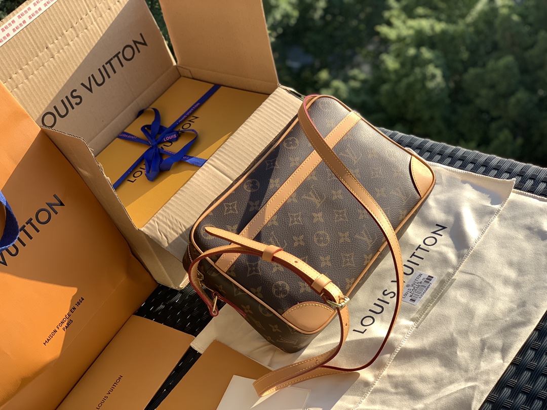 🌼 m51274尺寸是27×17×7cm 驴家最难买的经典包包没有之一！经典的老花、超大的容量，拎着它简