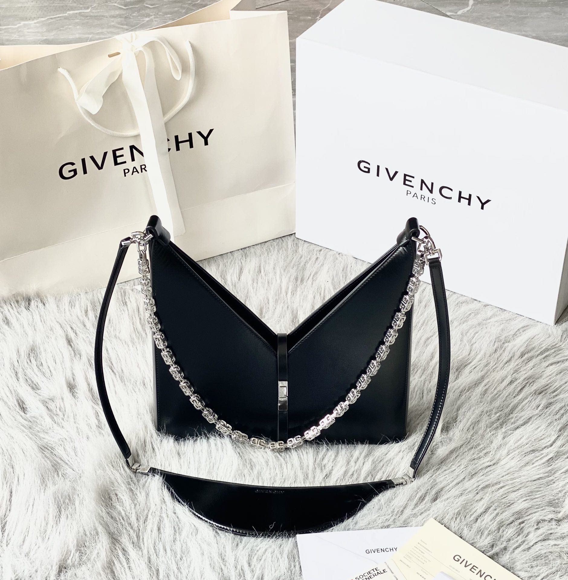 顶级原单Givenchy纪梵希全新推出V形CutOut手袋法国原厂box皮搭配铸铜4G五金链条️size