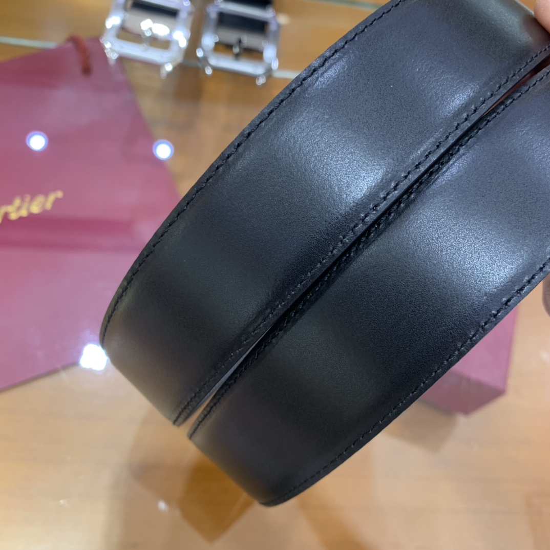 镀钯饰面针扣式皮带Cartier标志黑色与棕色牛皮双面皮带浮雕“Cartier”标志尺寸宽35毫米可调节