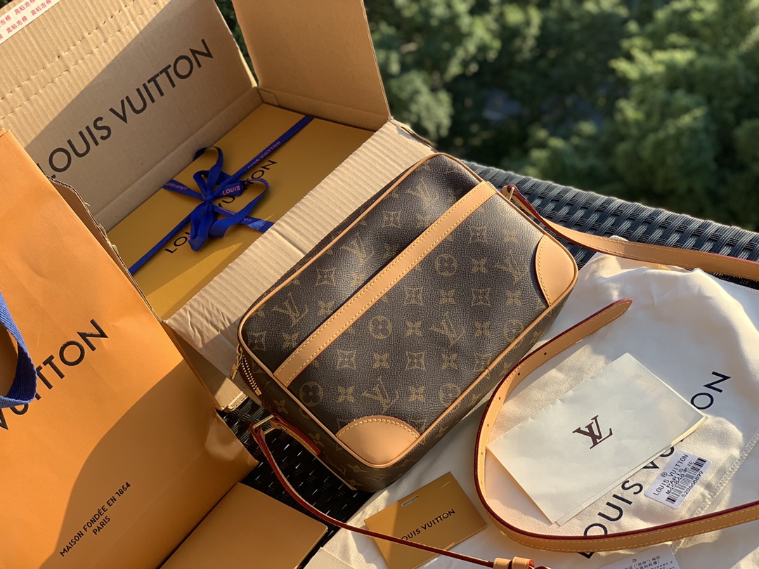 🌼 m51276尺寸是23.5×15.5×5.5cm万年推的L*V Trocadero27 横版相机包！