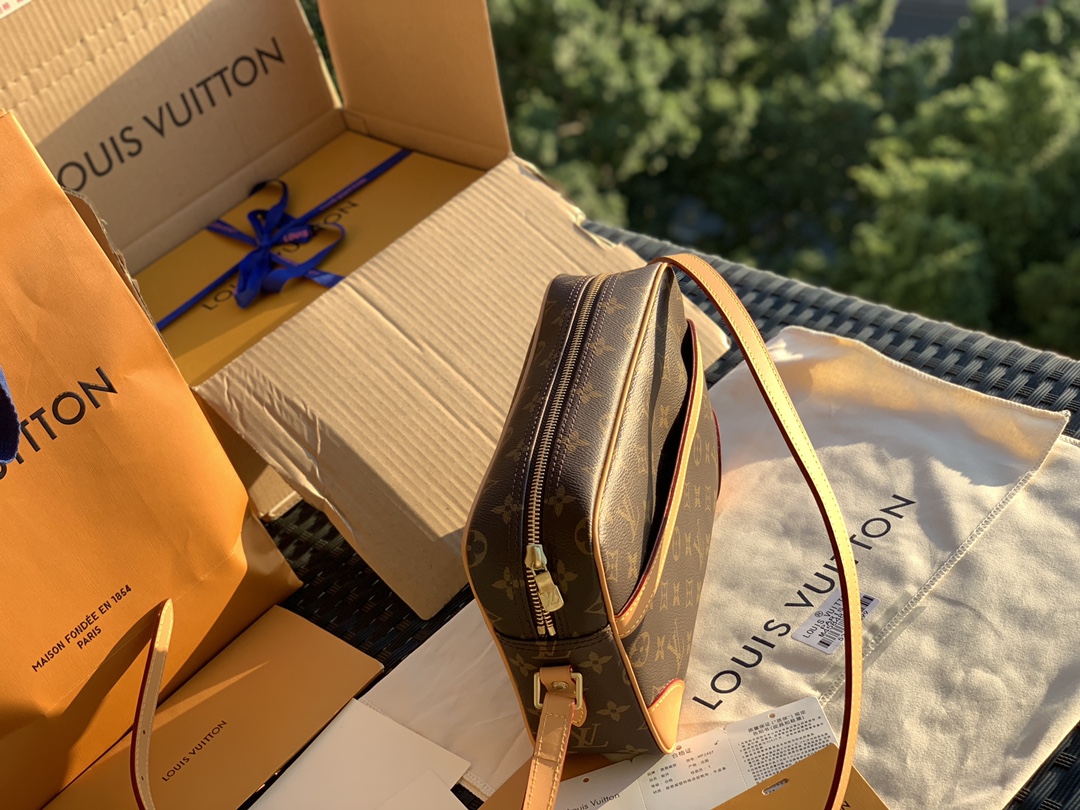 🌼 m51276尺寸是23.5×15.5×5.5cm万年推的L*V Trocadero27 横版相机包！