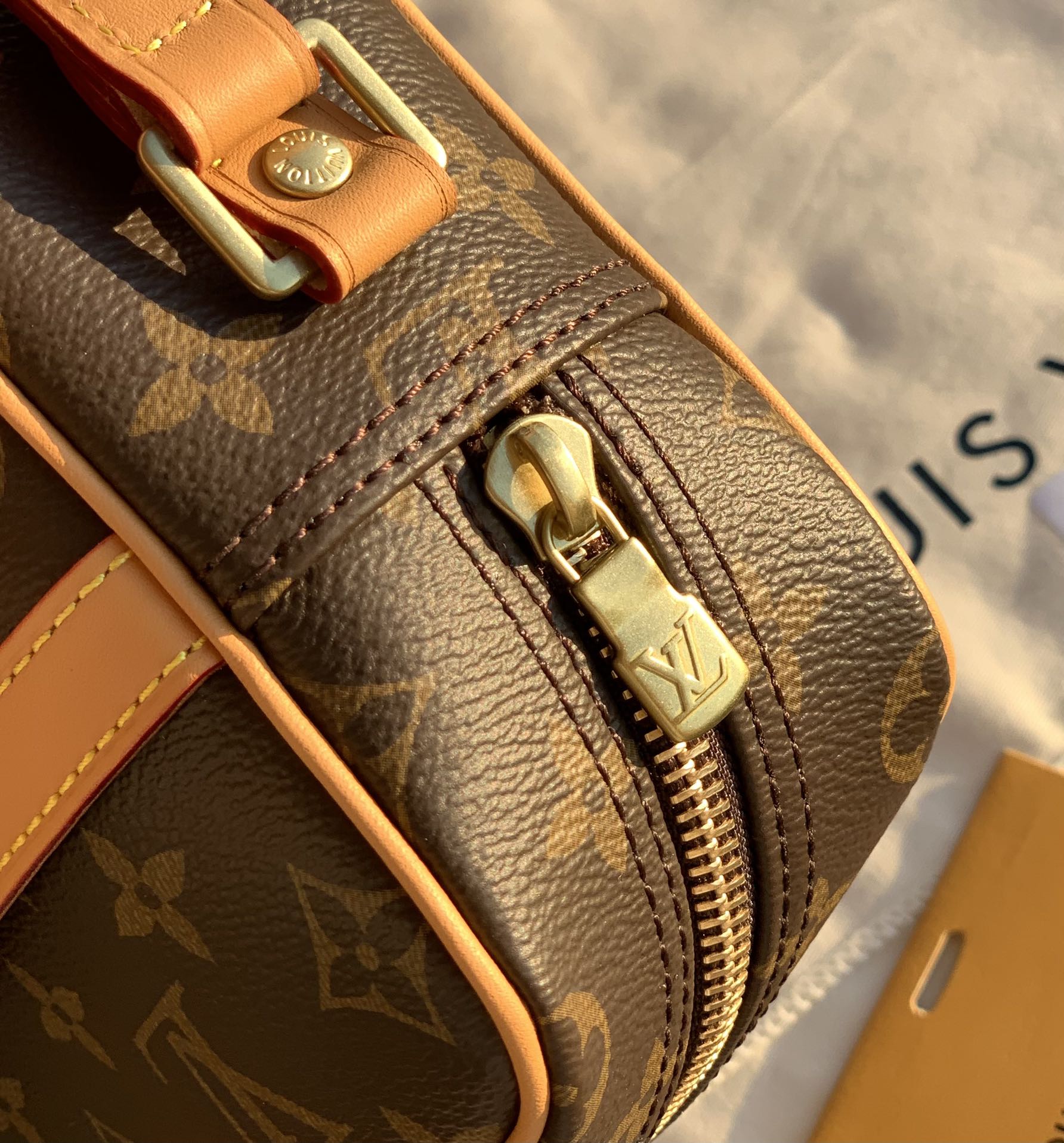 🌼 m51276尺寸是23.5×15.5×5.5cm万年推的L*V Trocadero27 横版相机包！