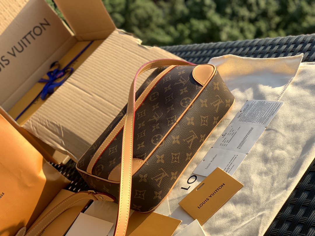 🌼 m51276尺寸是23.5×15.5×5.5cm万年推的L*V Trocadero27 横版相机包！