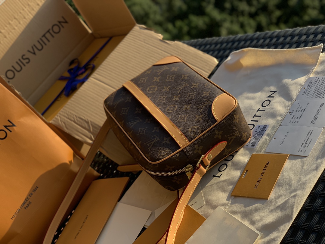 🌼 m51276尺寸是23.5×15.5×5.5cm万年推的L*V Trocadero27 横版相机包！