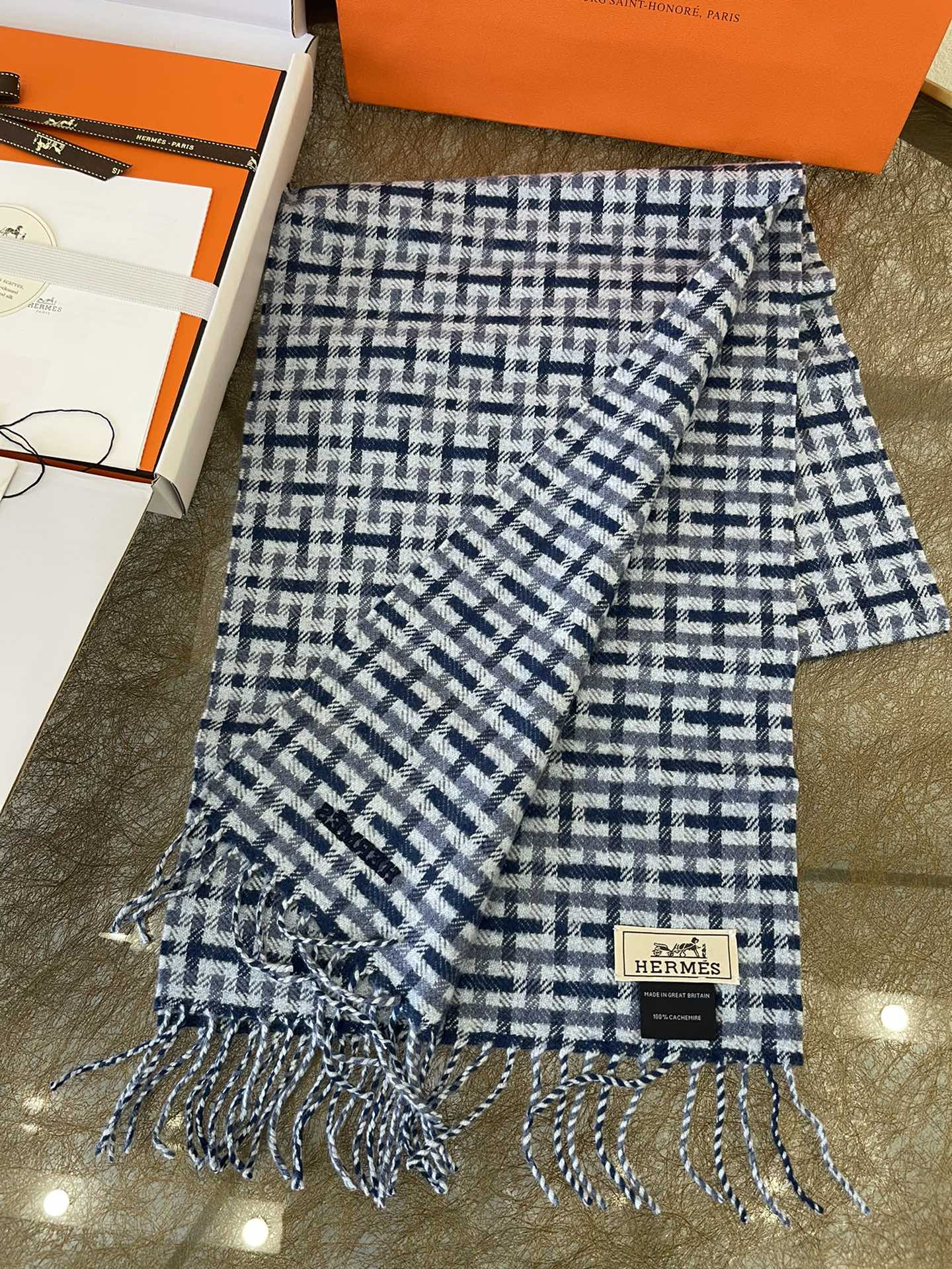 Hermes爱马仕格子‘H’图案羊绒围巾
