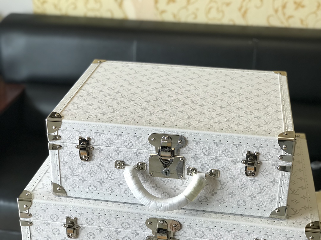 Louis Vuitton Maison Lifestyle Luxury Home Decor Blanket Tableware 9