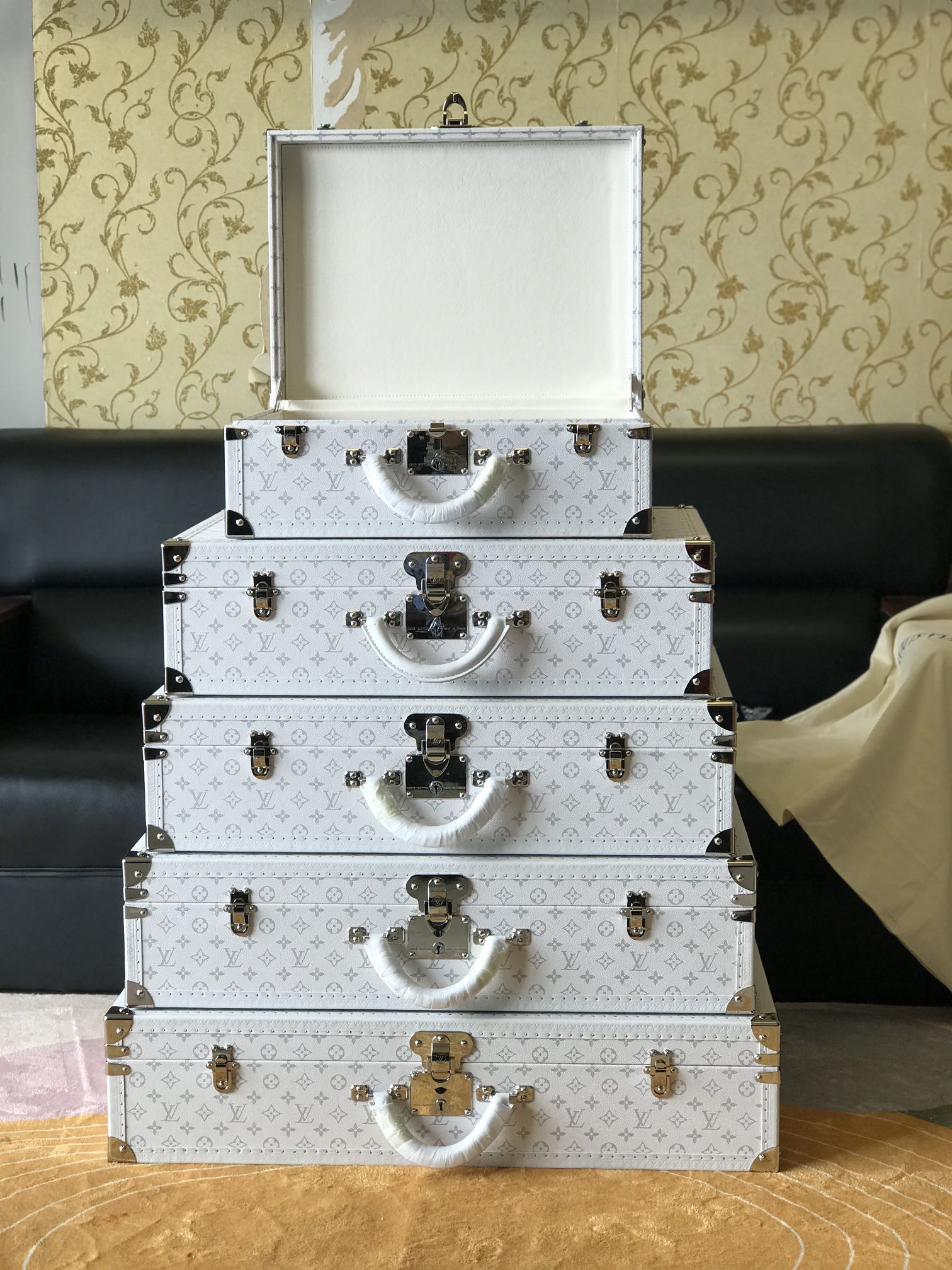 Louis Vuitton Maison Lifestyle Luxury Home Decor Blanket Tableware 8