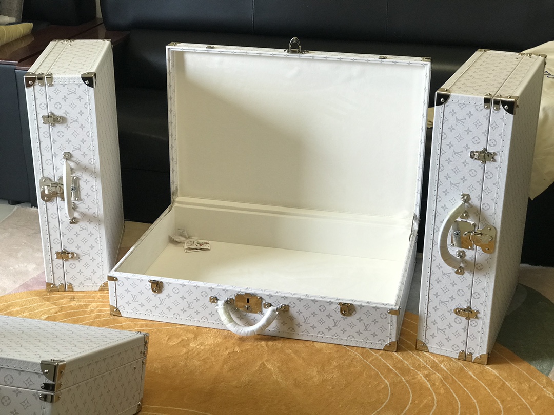 Louis Vuitton Maison Lifestyle Luxury Home Decor Blanket Tableware 4