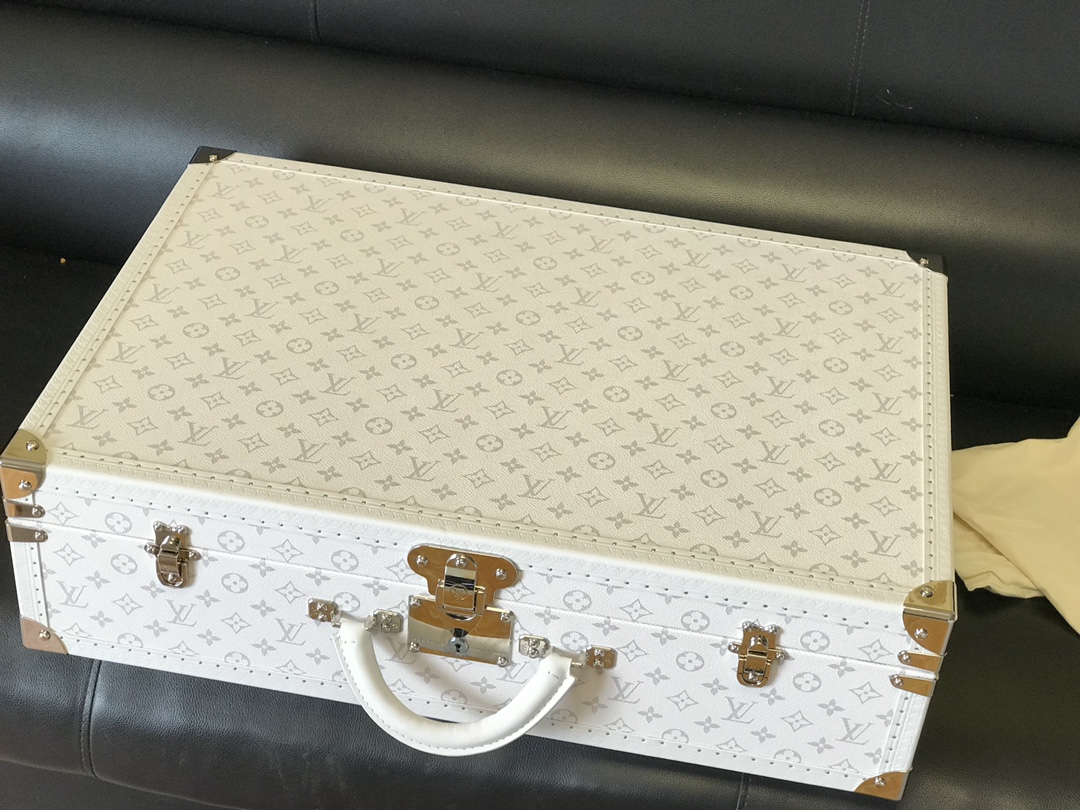 Louis Vuitton Maison Lifestyle Luxury Home Decor Blanket Tableware 6