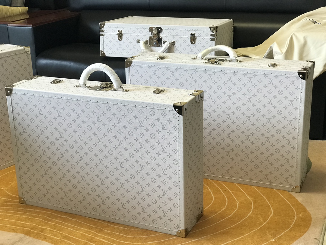 Louis Vuitton Maison Lifestyle Luxury Home Decor Blanket Tableware 3
