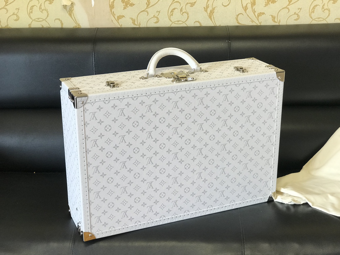Louis Vuitton Maison Lifestyle Luxury Home Decor Blanket Tableware 5