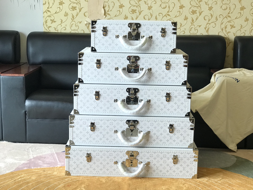 Louis Vuitton Maison Lifestyle Luxury Home Decor Blanket Tableware 2