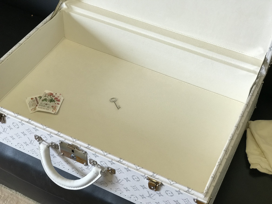Louis Vuitton Maison Lifestyle Luxury Home Decor Blanket Tableware 7