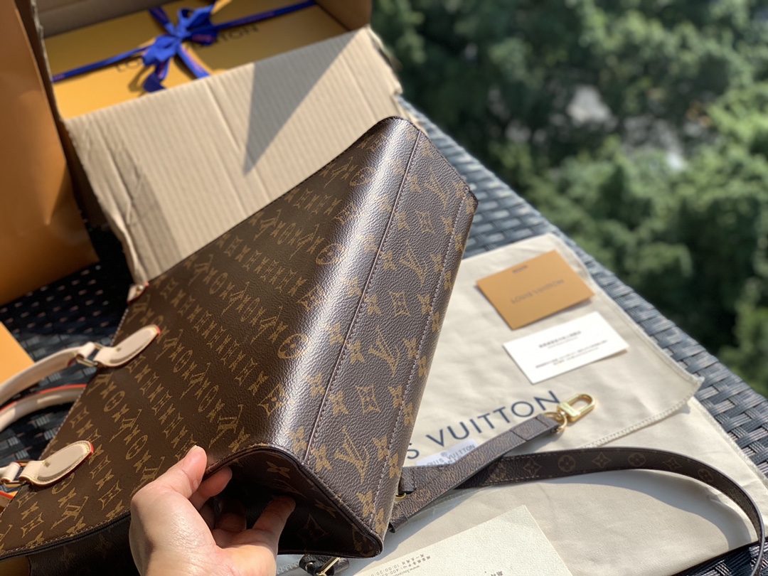 🌼 m45848尺寸30×32×10CM 大明星、皇室贵族都在泡中古包，你也不要落后！这款L*V的琴谱包