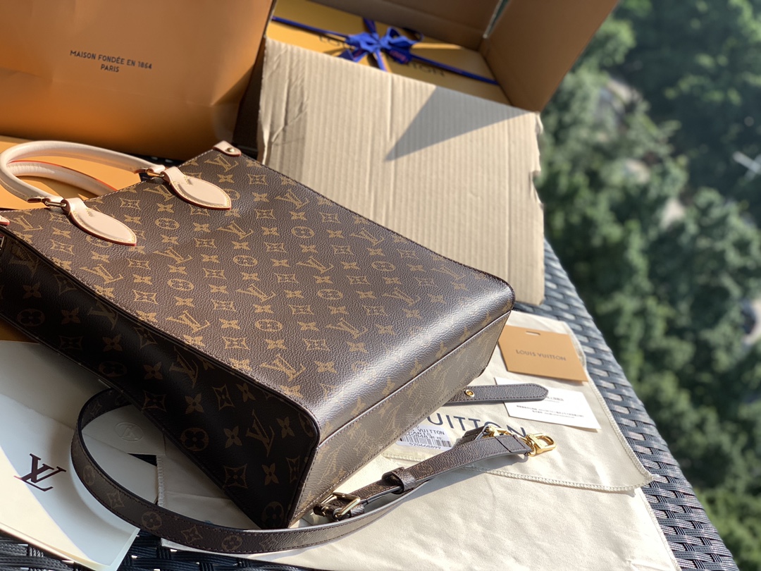 🌼 m45848尺寸30×32×10CM 大明星、皇室贵族都在泡中古包，你也不要落后！这款L*V的琴谱包