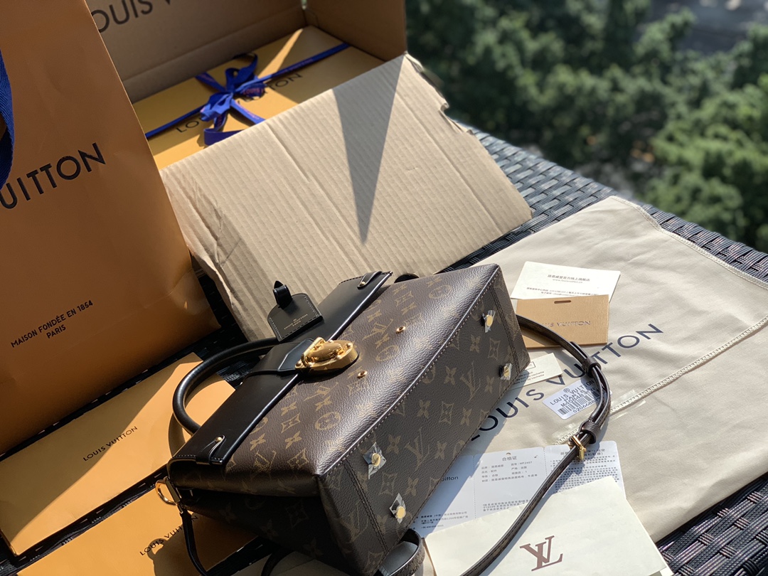 🌼 m43125尺寸25×19×10CML&V爆款onehandle邮差包！具体多百搭大家直接看图吧！这