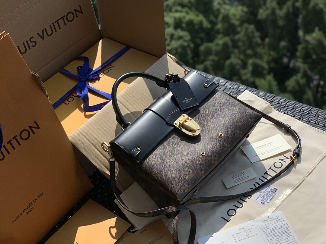 🌼 m43125尺寸25×19×10CML&V爆款onehandle邮差包！具体多百搭大家直接看图吧！这