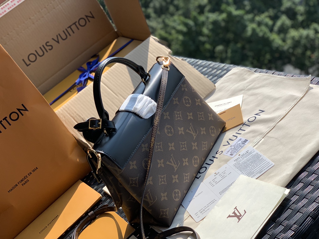 🌼 m43125尺寸25×19×10CML&V爆款onehandle邮差包！具体多百搭大家直接看图吧！这