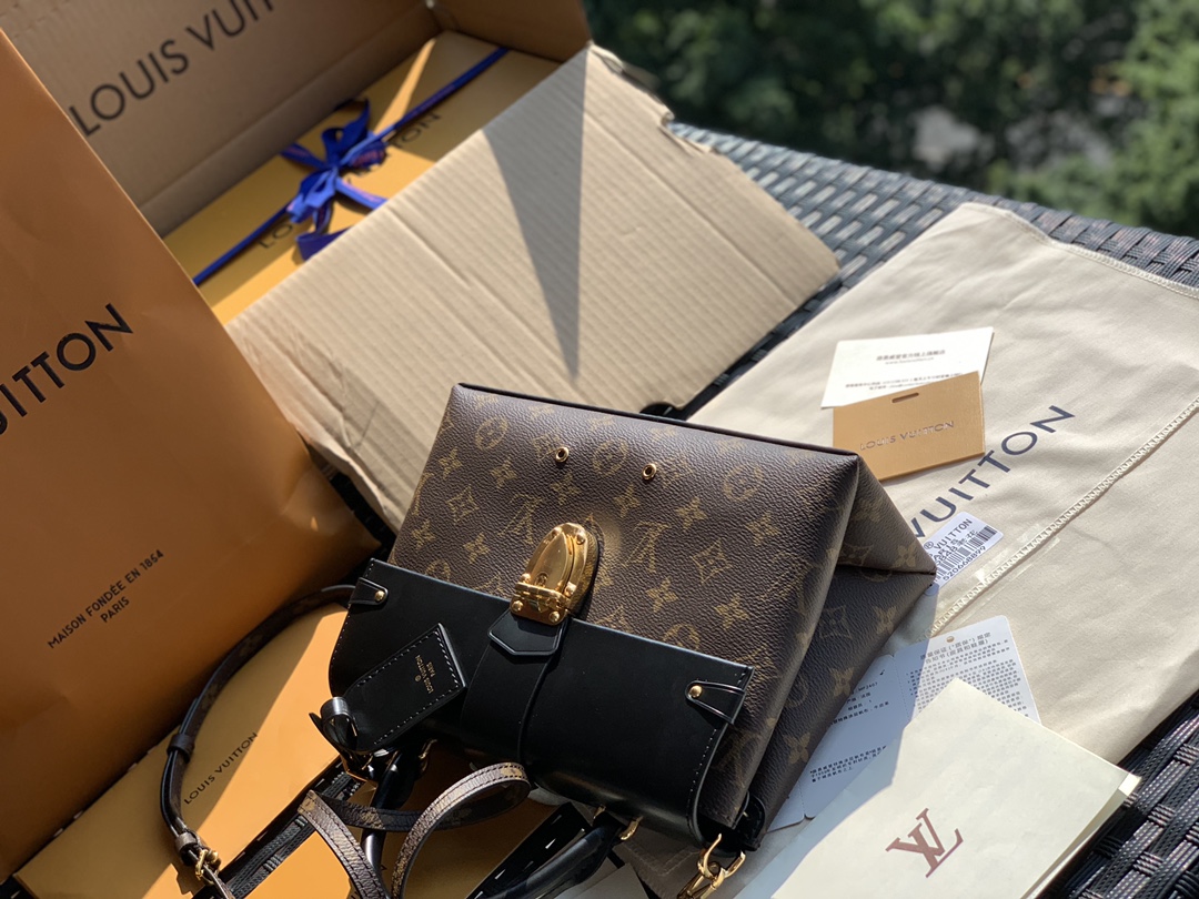 🌼 m43125尺寸25×19×10CML&V爆款onehandle邮差包！具体多百搭大家直接看图吧！这