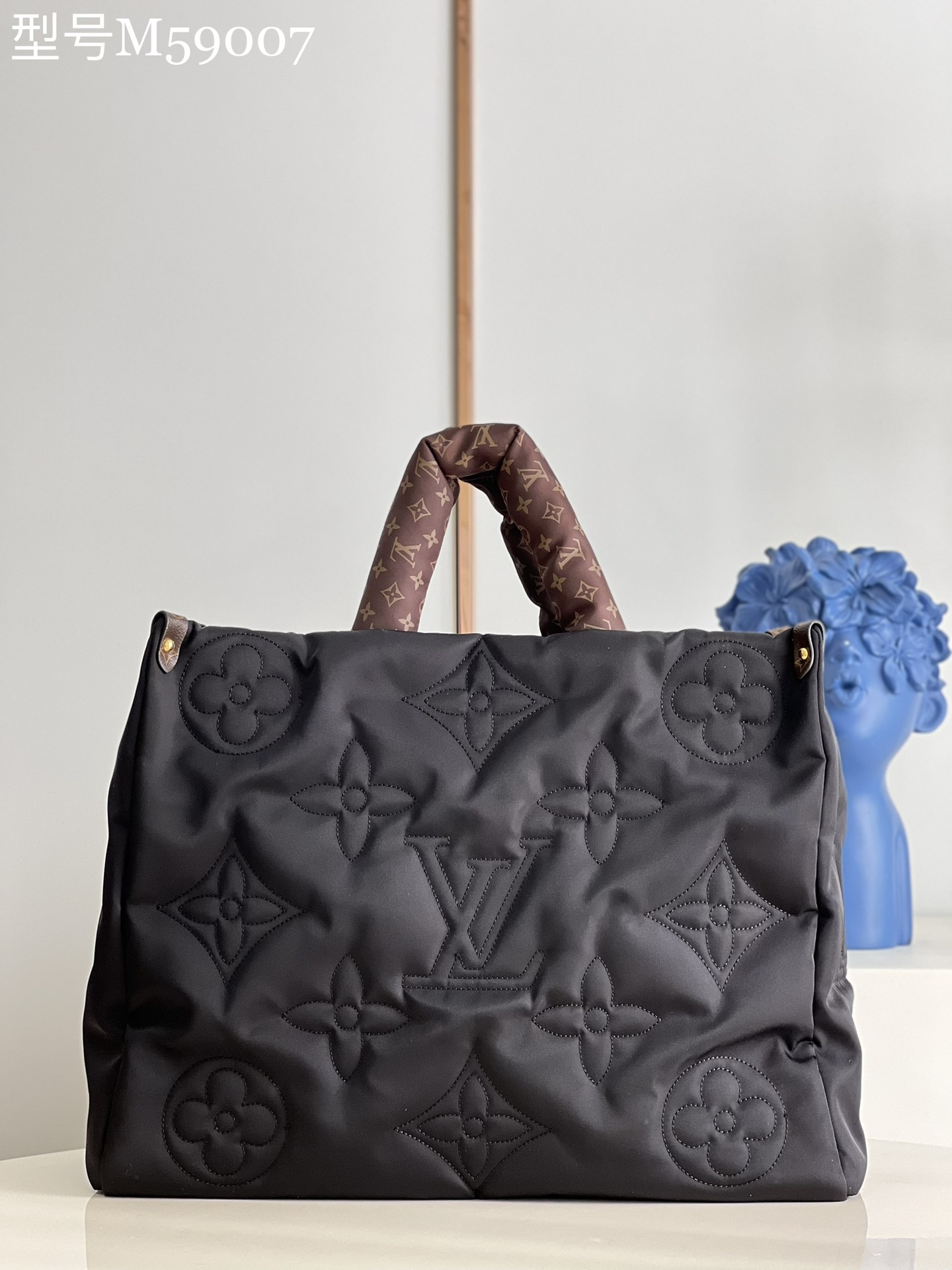 NO:398135,【Exclusive real photo M59007 black】M59005 M44576 This OnTheGO large handbag uses Econyl recycled nylon, which declares the Louis Vuitton EcoDesign action concept. Monogram embroidery pattern combined with padded texture makes it more room to meet business, shopping or travel needs. Long shoulder straps and top handles provide a variety of comfortable carrying methods. Detailed features 41 x 34 x 19 cm (length x height x width) zj.,LV [original leather],louis vuitton,louis vuitton19860909【独家实拍M59007黑色】M59005 M44576 此款 OnTheGO 大号手袋选用 Econyl 再生锦纶,宣示路易威登 EcoDesign 行动理念.Monogram 刺绣图案结合衬垫质感,充裕空间可满足商务、购物或旅行需求.长肩带和顶部手柄提供多种舒适背携方式. 详细特征41 x 34 x 19 厘米 (长度 x 高 x 宽) zj.,LV【原厂皮】,louis vuitton,louis vuitton,Bag
