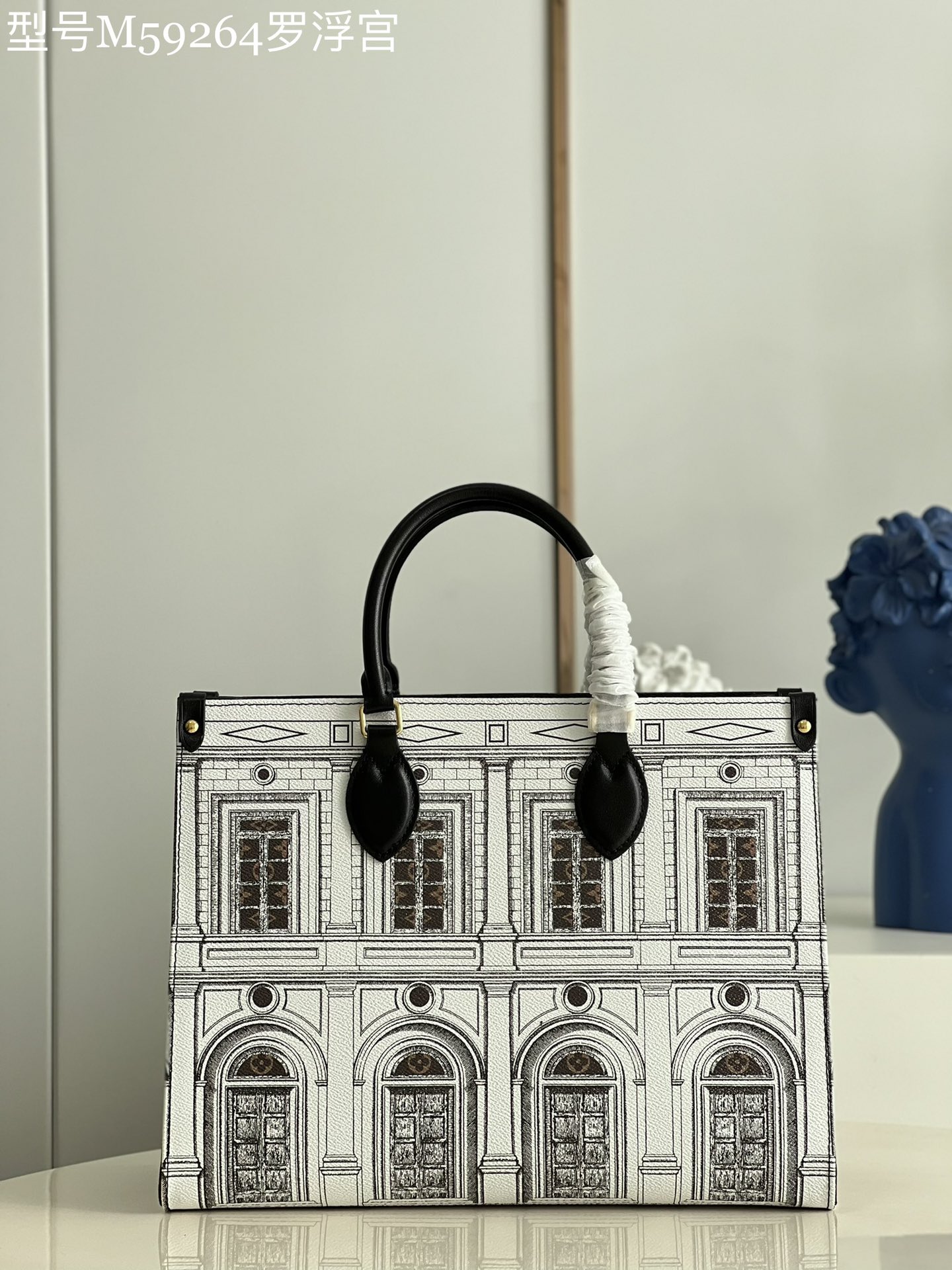 NO:398124,【Exclusive real shot of M59264 Louvre】M45039 OnTheGo Architettura Medium Tote bag comes from the LVxFornasetti capsule series, it uses printed matte calfskin to compare smooth stone walls, setting off the fantasy architectural blueprint outlined by Fornasetti's signature brushstrokes, paired with Monogram canvas trim. It is suitable for office or daily occasions. Detailed features 35 x 27 x 14 cm (length x height x width) zj.,LV【original leather】,louis vuitton,cowhide19860909【独家实拍M59264罗浮宫】M45039 OnTheGo Architettura 中号 Tote 包出自 LVxFornasetti 胶囊系列,以印花哑光小牛皮比拟光滑石壁,烘托 Fornasetti 标志性笔触勾勒的幻想建筑蓝图,搭配 Monogram 帆布饰边.出席办公或日常场合皆宜. 详细特征35 x 27 x 14 厘米 (长度 x 高 x 宽) zj.,LV【原厂皮】,louis vuitton,cowhide,Bag