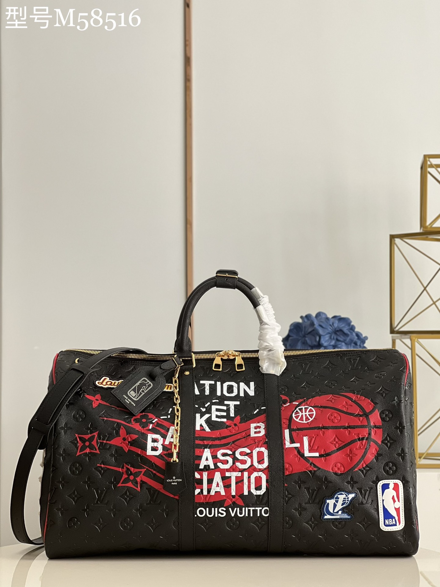 NO:398126,【Exclusive real shot M58516】This Keepall Bandoulière 50 travel bag is made of Monogram embossed leather embellished prints and patches, copying the fashion style of the league championship jacket. The colorful design and side ball net elements reveal the theme of the LVxNBA SEASON 2 capsule series. Detailed features 55 x 27 x 20 cm (length x height x width) z.1050,LV【original leather】,louis vuitton,jackets & coats19860909【独家实拍M58516】本款 Keepall Bandoulière 50 旅行袋为 Monogram 压纹皮革点缀印花和贴饰,临摹联赛总冠军夹克的时尚风采.缤纷设计和侧面球网元素道出 LVxNBA SEASON 2 胶囊系列主旨. 详细特征55 x 27 x 20 厘米 (长度 x 高 x 宽) z.1050,LV【原厂皮】,louis vuitton,jackets & coats,Bag