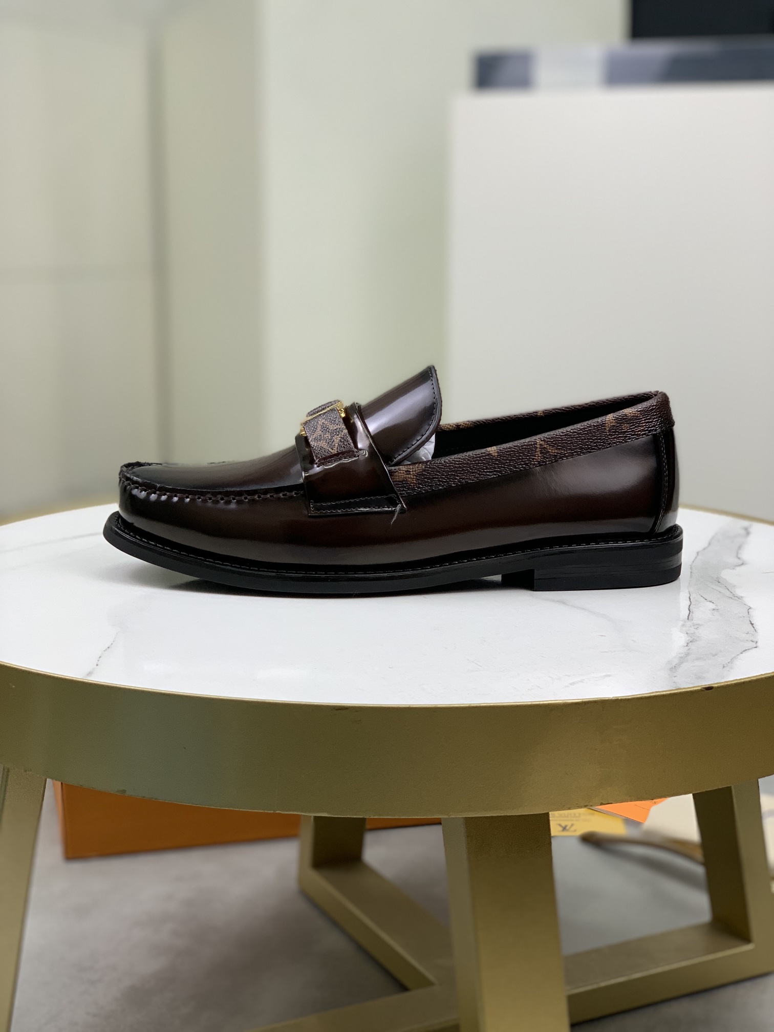 J5 顶级品质 LV 商品等级：正品代购级别,欢迎对比验货商品材料：进口原版牛皮面料,进口原版牛皮内里,细致的做工,鞋面搭配LV字母经典铜扣,1:1定制版鞋超强脚感,原版专柜品质,原版真皮大底款式类别：时尚商务皮鞋系列,百搭舒适颜色；码数：38-44码；