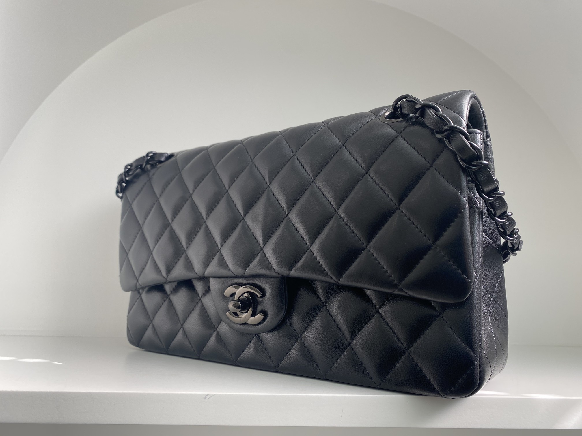 Chanel So black CF25 all-black sheepskin, classic diamond pattern + all-black metal hardware chain, it just fits all my aesthetics. Its cool and