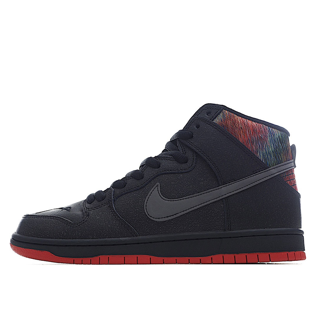 I0 耐克Nike Dunk High Premium SB “gasparilla”扣篮系列高帮休闲运动滑板板鞋“西班牙海盗”313171-028以 Tampa 市著名的传奇海盗人物 José Gaspar 为主题，携手当地的 Skatepark 滑板店铺，带来这双细节精美的联名鞋款。除了牛磨砂革鞋面带来的十足质感，鞋舌和鞋头也以海盗元素呈现，最具亮点的当属以鹦鹉毛为灵感的后跟多彩织线，鞋身以 3M 反光 Swoosh 装饰。精致而奇妙的整体视觉，上脚之后的亮眼闪现，都为这双精品球鞋添色不少