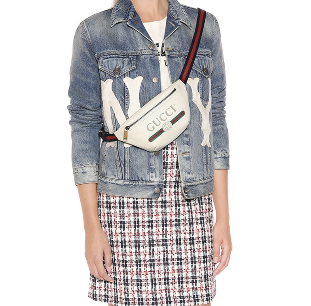 GUCCI古奇LOGO印花腰包💰230 复古印花腰包/胸包.以柔软的牛皮精致打造.古铜金属配件和棉衬里布.让包包更有质感.辨识度极高.腰包具有十足的街头气质.搭配红绿相间的可调节织带.也可做斜挎包. 款号:527792 规格22*13*6cm