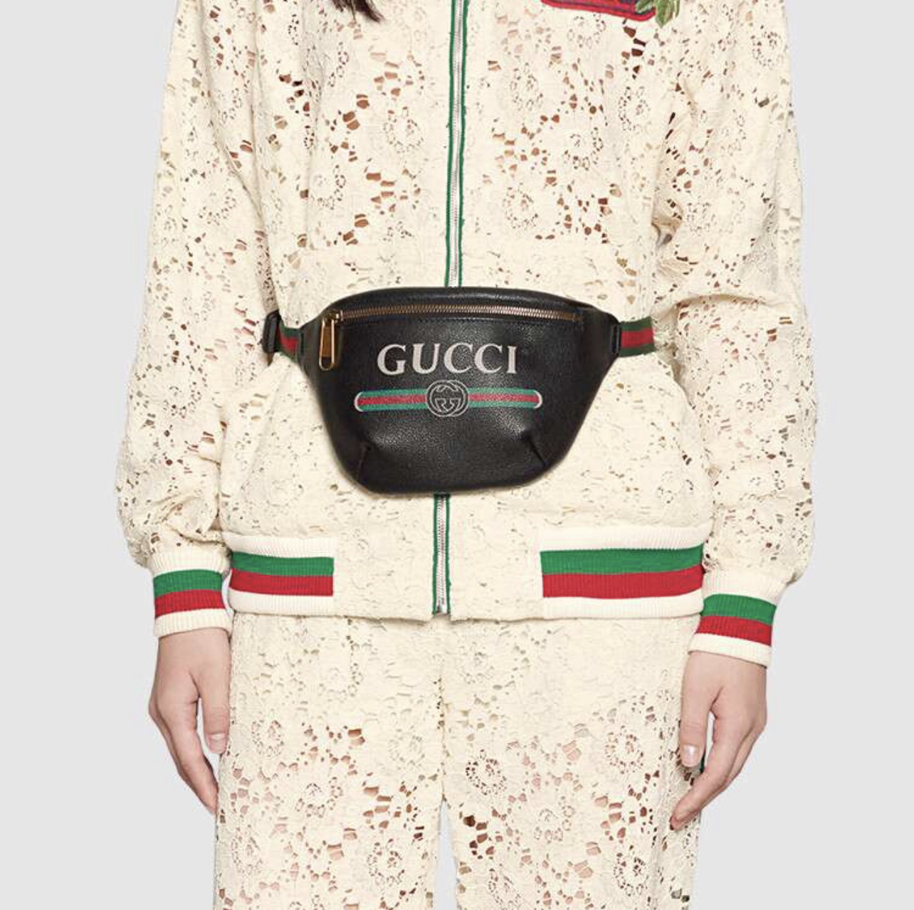 GUCCI古奇LOGO印花腰包💰230 复古印花腰包/胸包.以柔软的牛皮精致打造.古铜金属配件和棉衬里布.让包包更有质感.辨识度极高.腰包具有十足的街头气质.搭配红绿相间的可调节织带.也可做斜挎包. 款号:527792 规格22*13*6cm