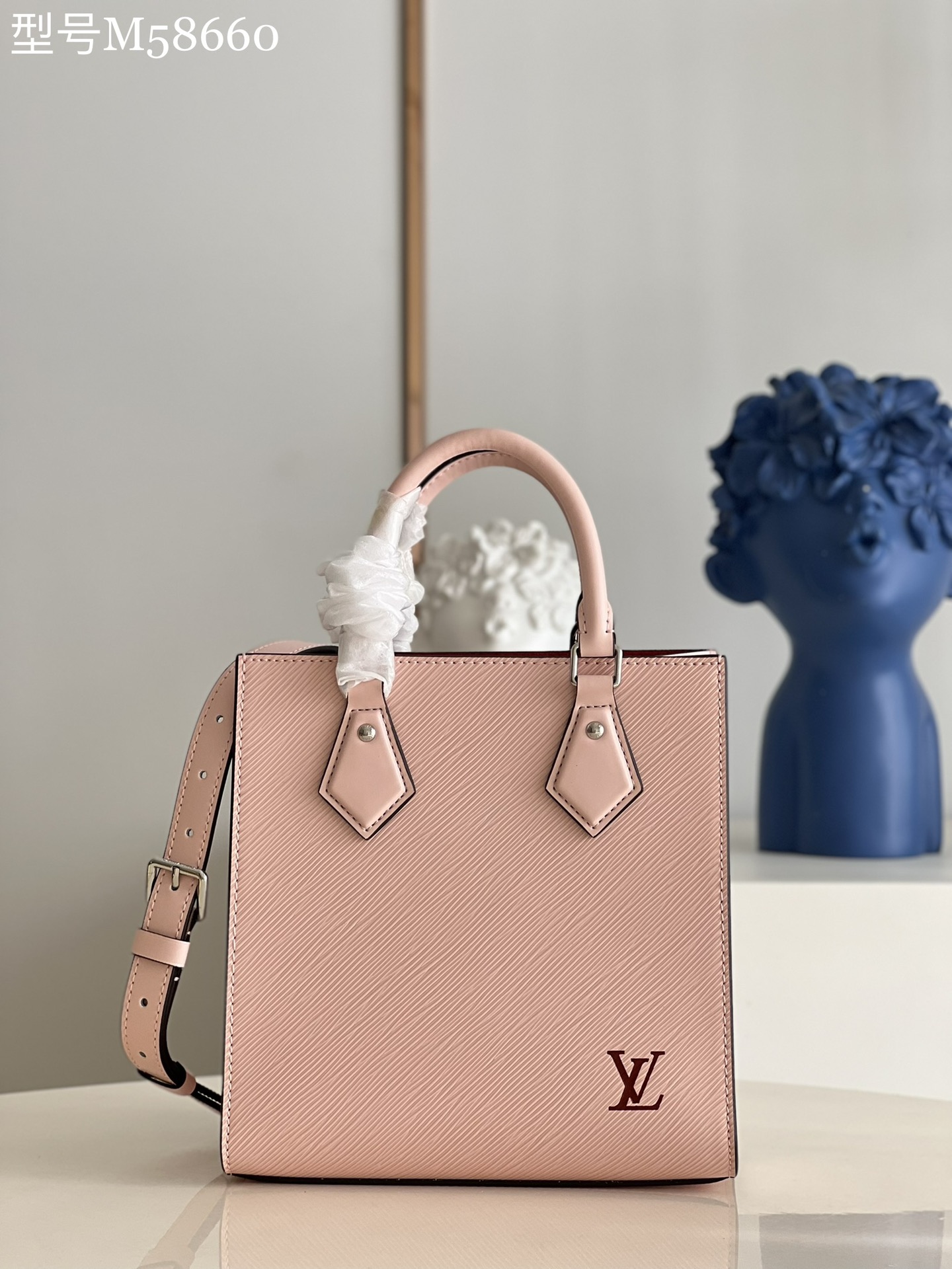 NO:398132,【Exclusive real photo M58660 pink】Petit Sac Plat handbag is designed with Epi leather, with a light and abundant configuration to accommodate daily needs such as mobile phones. The removable shoulder straps are designed to enable handheld, shoulder and crossbody selection. Size 22.5 x 24 x 9.5 cm (length, height, width) sd.,LV【original leather】,louis vuitton,louis vuitton,louis vuitton19860909【独家实拍M58660粉色】Petit Sac Plat 手袋以 Epi 皮革浓缩路易威登经典 Sac Plat 手袋设计,轻盈而充裕的构型可容纳手机等日常所需.可拆卸肩带实现手提、肩背和斜挎选择.尺寸22.5 x 24 x9.5厘米（长 高 宽）sd.,LV【原厂皮】,louis vuitton,louis vuitton,Bag