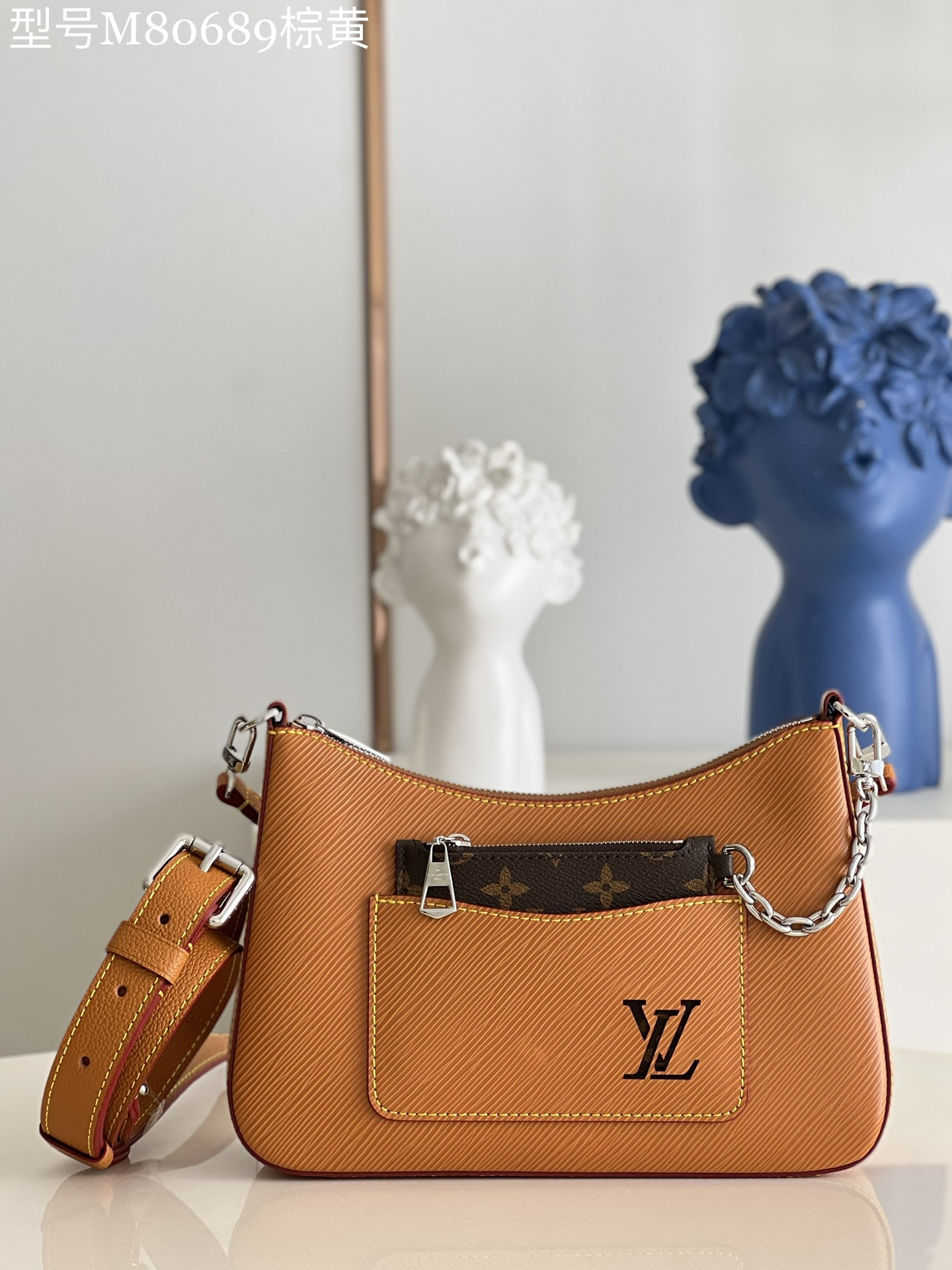 NO:398136,【Exclusive real photo M80689 brown and yellow】M45688 Marelle handbag is made of Epi grain leather, and the removable canvas zipper bag in the outer bag is fixed with a chain. Tie the top handle or adjustable shoulder strap, handheld, elbow, shoulder and crossbody to convert freely. Detailed features 25 x 15 x 8 cm (length x height x width) P.780, LV [original leather], louis vuitton19860909【独家实拍M80689棕黄】 M45688 Marelle 手袋取材 Epi 粒面皮革,以链条固定外袋之中的可拆卸帆布拉链袋.系上顶部手柄或可调节肩带,手持、肘挎、肩背和斜挎自如转换. 详细特征25 x 15 x 8 厘米 (长度 x 高 x 宽) P.780,LV【原厂皮】,louis vuitton,Bag