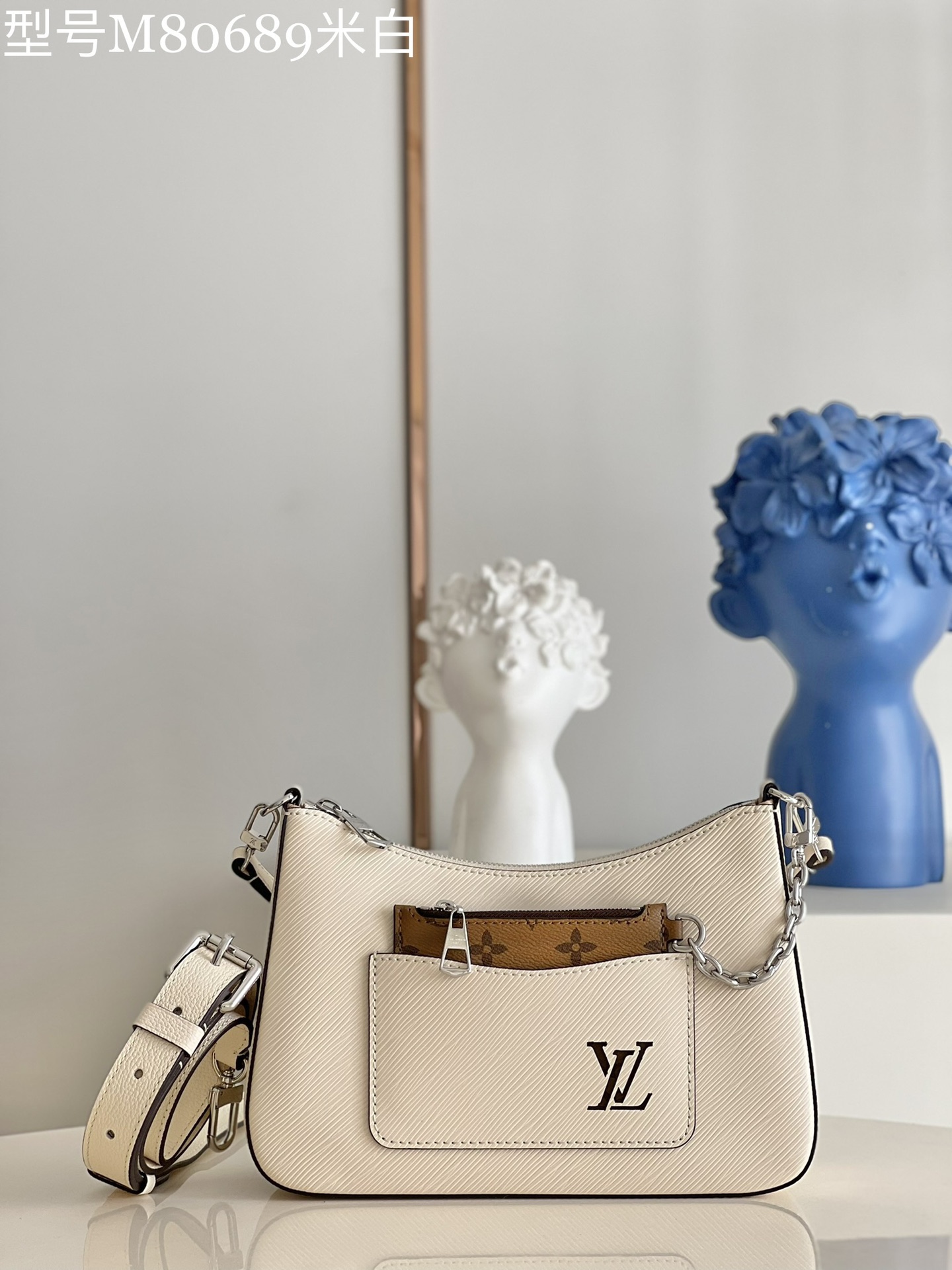 NO:398137,【Exclusive real photo M80689 m white】M45688 Marelle handbag is made of Epi grain leather, and the removable canvas zipper bag in the outer bag is fixed with a chain. Tie the top handle or adjustable shoulder strap, handheld, elbow, shoulder and crossbody to convert freely. Detailed features 25 x 15 x 8 cm (length x height x width) P.780, LV [original leather], louis vuitton19860909【独家实拍M80689米白】 M45688 Marelle 手袋取材 Epi 粒面皮革,以链条固定外袋之中的可拆卸帆布拉链袋.系上顶部手柄或可调节肩带,手持、肘挎、肩背和斜挎自如转换. 详细特征25 x 15 x 8 厘米 (长度 x 高 x 宽) P.780,LV【原厂皮】,louis vuitton,Bag