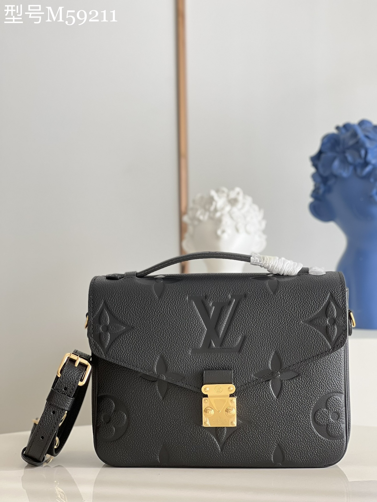 NO:401774,【Exclusive real shot of M59211 black】 This Pochette Metis vividly interprets the elegant style with a petite figure. It uses soft Monogram Empreinte leather fabric, and the tight body is equipped with multiple practical pockets and compartments 25.0 x 19.0 x 7.0 cm y.,LV [original leather],louis vuitton19860909【独家实拍M59211黑色】 此款Pochette Metis以娇小身姿生动演绎优雅风格.选用柔软的Monogram Empreinte皮革面料,紧致的包身中配有多个实用口袋与隔层 25.0 x 19.0 x 7.0 cm y.,LV【原厂皮】,louis vuitton,Bag
