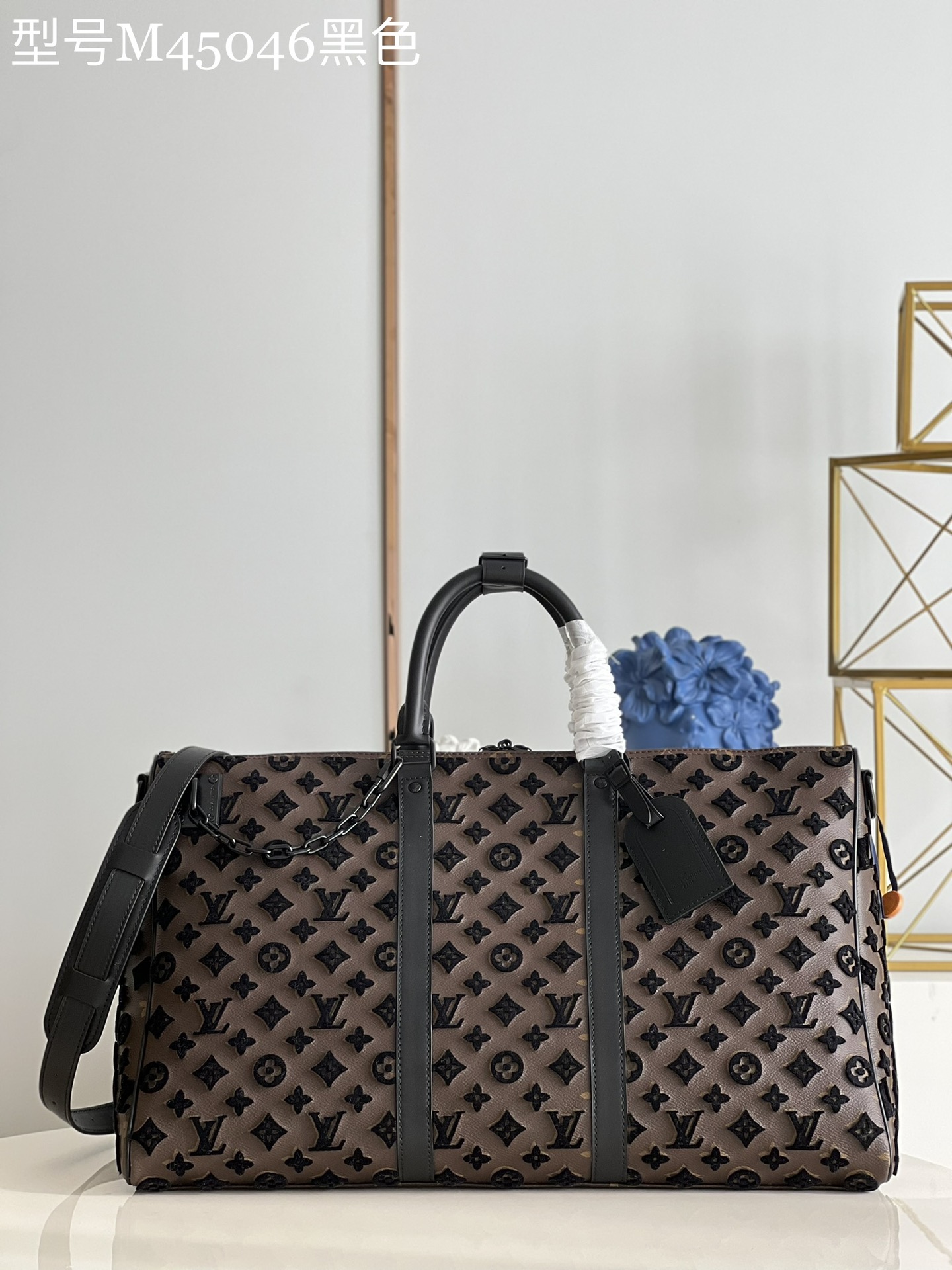 NO:398143,【Exclusive real shot of M45046 black flock】Virgil Abloh, Louis Vuitton Men's Art Director, interprets the classic travel bag with interesting geometric shapes, creating a yellow Monogram Tuffetage Canvas version Keepall Triangle BANDOULIRE 50 travel bag. The triangle shape is paired with a pair of smooth leather top handles and side straps, which complements the yellow Monogram embroidered pattern background. This travel bag can accommodate all kinds of travel essentials. Detailed features 51 x 30 x 28 cm (length x height x width) e.1400 [Warm reminder this style is too big and does not match the packaging!  】,LV【Original Factory】,louis vuitton,louis vuitton19860909【独家实拍M45046黑色植绒】路易威登男装艺术总监 Virgil Abloh 以趣味盎然的几何造型诠释经典旅行袋,打造了黄色 Monogram Tuffetage 帆布版 Keepall Triangle BANDOULIRE 50 旅行袋.三角造型搭配一对光滑的皮质顶部手柄和侧边包带,与黄色 Monogram 刺绣花纹背景相得益彰.此款旅行袋可容纳各种旅行必备品.详细特征51 x 30 x 28 厘米 (长度 x 高 x 宽) e.1400【温馨提示此款太大,不配包装！】,LV【原厂皮】,louis vuitton,louis vuitton,Bag