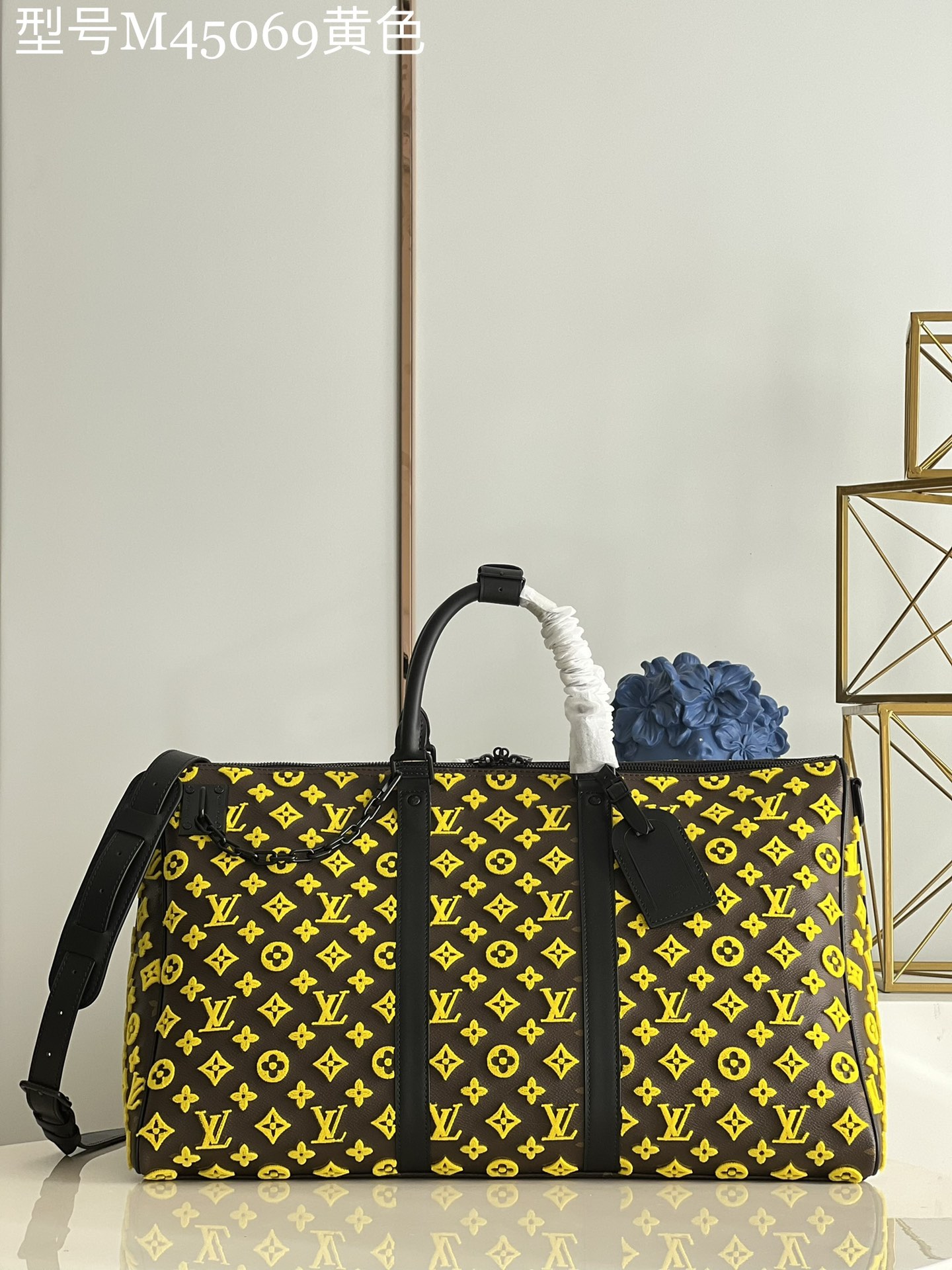 NO:398146,【Exclusive real photo of M45069 yellow flock】Virgil Abloh, Louis Vuitton Men's Art Director, interprets the classic travel bag with interesting geometric shapes, creating a yellow Monogram Tuffetage Canvas version Keepall Triangle BANDOULIRE 50 travel bag. The triangle shape is paired with a pair of smooth leather top handles and side straps, which complements the yellow Monogram embroidered pattern background. This travel bag can accommodate all kinds of travel essentials. Detailed features 51 x 30 x 28 cm (length x height x width) e.1400 [Warm reminder that this model is too big and does not match the packaging!  】,LV【Original Factory】,louis vuitton,louis vuitton19860909【独家实拍M45069黄色植绒】路易威登男装艺术总监 Virgil Abloh 以趣味盎然的几何造型诠释经典旅行袋,打造了黄色 Monogram Tuffetage 帆布版 Keepall Triangle BANDOULIRE 50 旅行袋.三角造型搭配一对光滑的皮质顶部手柄和侧边包带,与黄色 Monogram 刺绣花纹背景相得益彰.此款旅行袋可容纳各种旅行必备品.详细特征51 x 30 x 28 厘米 (长度 x 高 x 宽) e.1400【温馨提示此款太大,不配包装！】,LV【原厂皮】,louis vuitton,louis vuitton,Bag