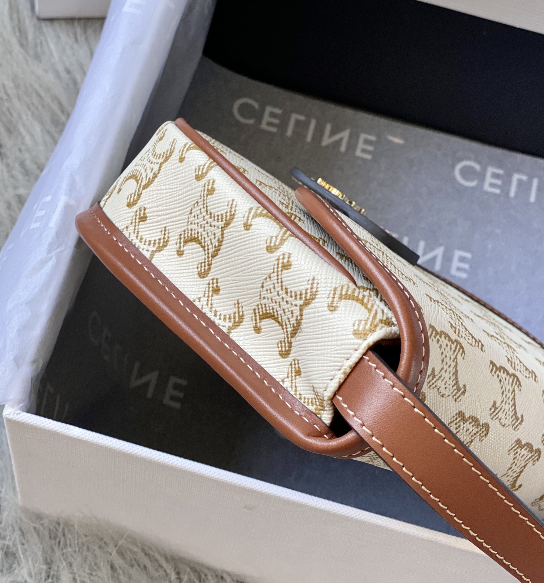 CELINE赛琳TRIOMPHE BESACE 迷你马鞍包196702