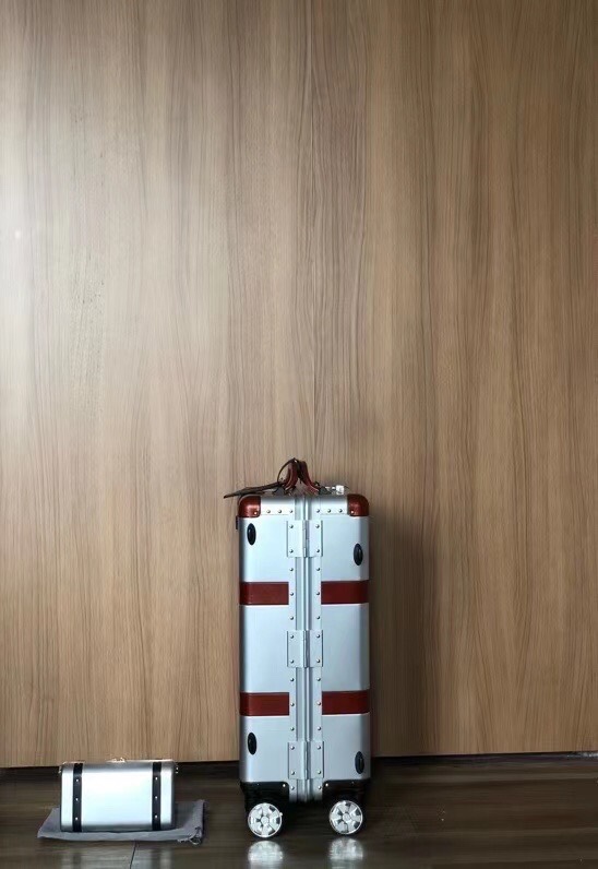 Luxury Gucci Aluminium Suitcase with Innovative Features and Security Enhancements - 图片 3