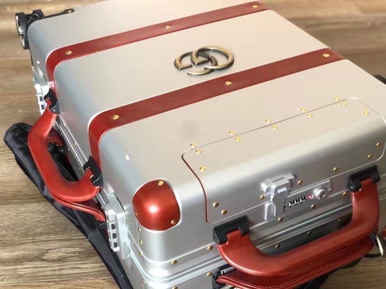 Luxury Gucci Aluminium Suitcase with Innovative Features and Security Enhancements - 图片 4
