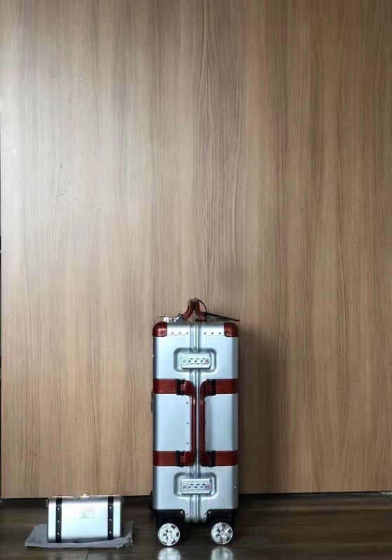 Luxury Gucci Aluminium Suitcase with Innovative Features and Security Enhancements - 图片 2