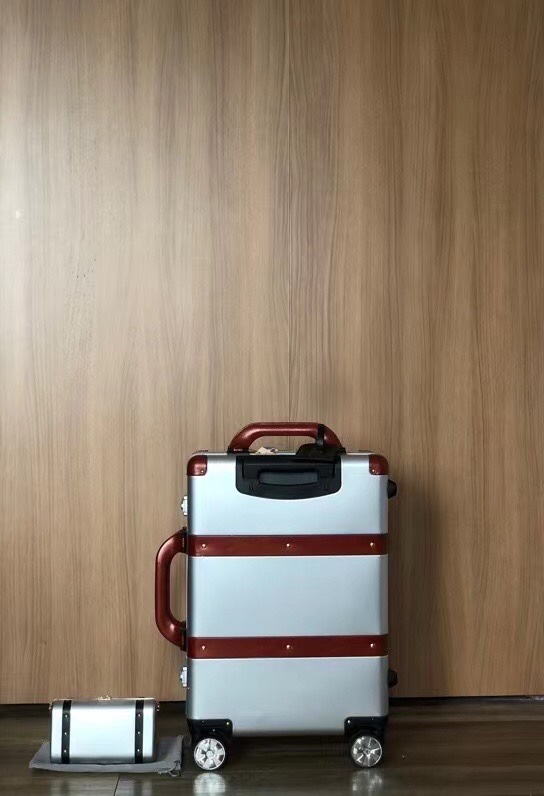 Luxury Gucci Aluminium Suitcase with Innovative Features and Security Enhancements - 图片 9
