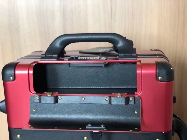 Luxury Gucci Aluminium Suitcase with Secure Locks and Outer Pockets - 图片 4
