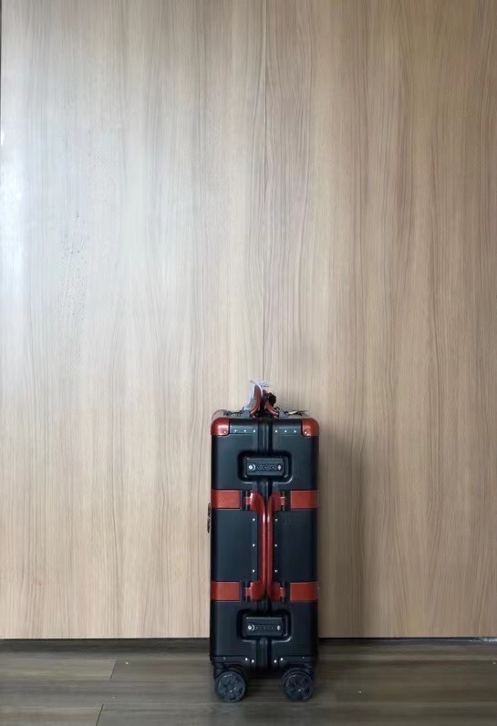 Luxury Gucci Aluminium Suitcase with Secure Lockers and Copper Details - 图片 2