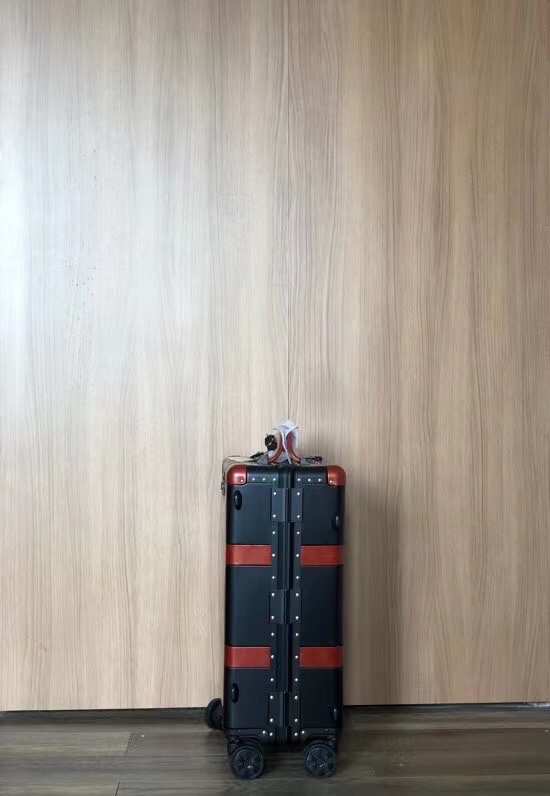 Luxury Gucci Aluminium Suitcase with Secure Lockers and Copper Details - 图片 3