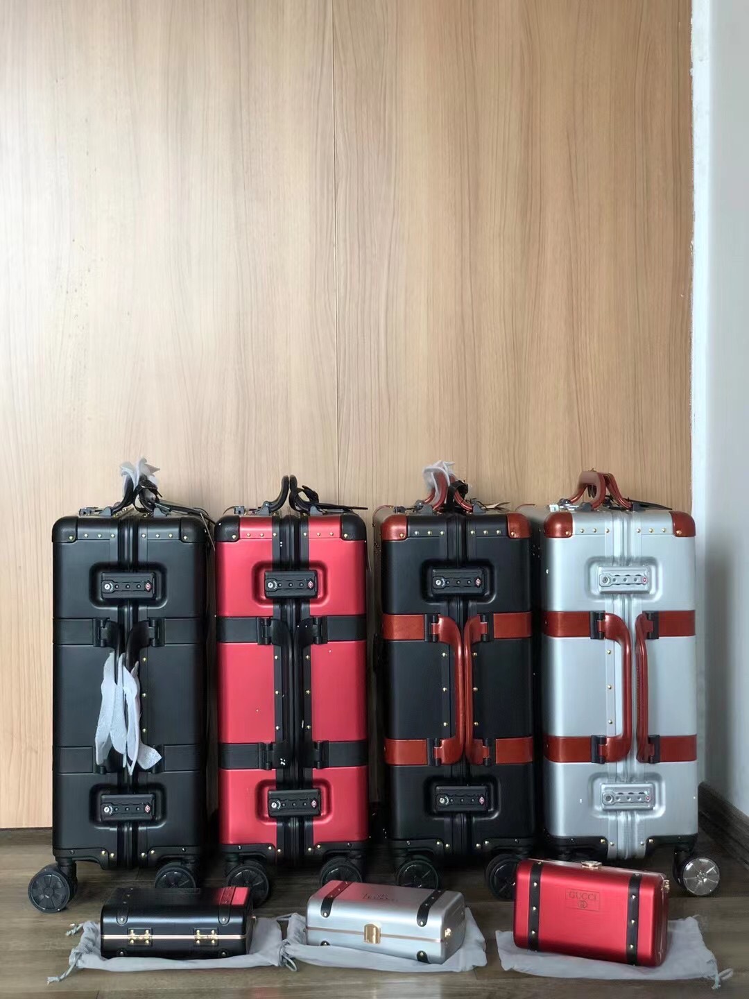 Luxury Gucci Aluminium Suitcase with Innovative Features and Secure Lockers - 图片 2