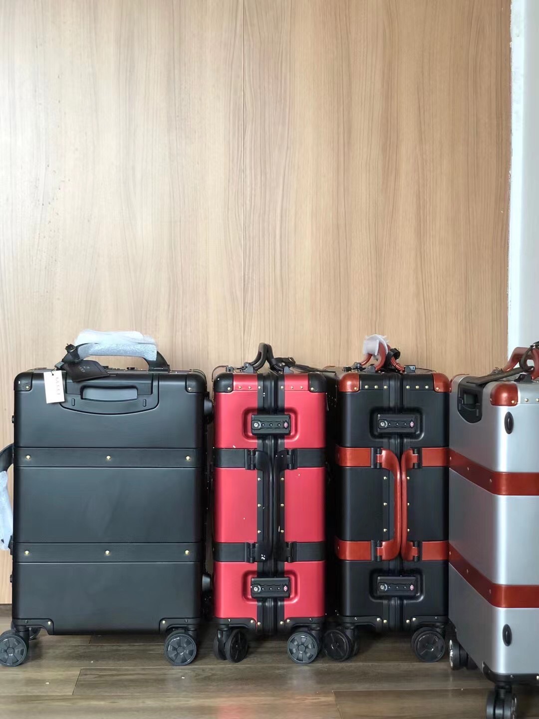 Luxury Gucci Aluminium Suitcase with Innovative Features and Secure Lockers - 图片 3